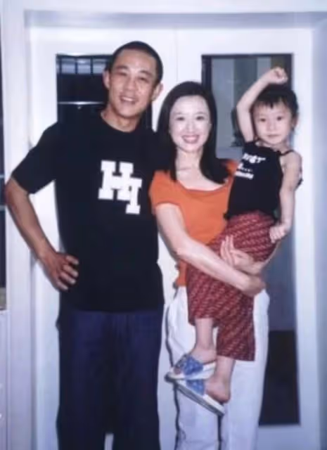 侯勇攜三婚老婆在超市吃快餐!女方素顏白皙緊緻,背17萬包顯闊氣