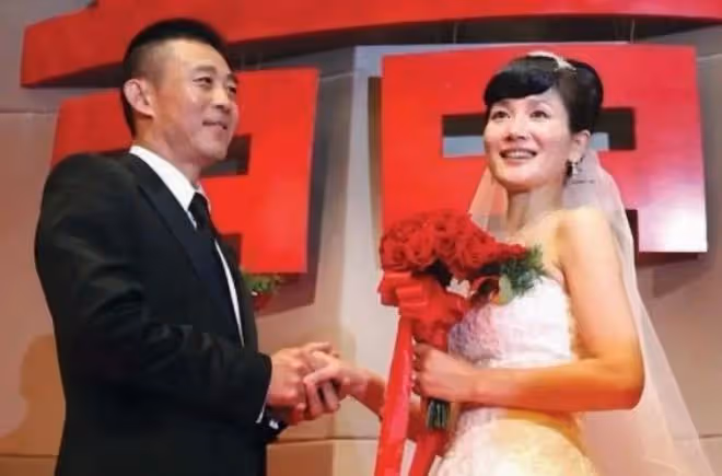 侯勇攜三婚老婆在超市吃快餐!女方素顏白皙緊緻,背17萬包顯闊氣