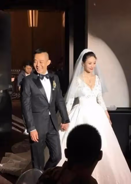 侯勇攜三婚老婆在超市吃快餐!女方素顏白皙緊緻,背17萬包顯闊氣