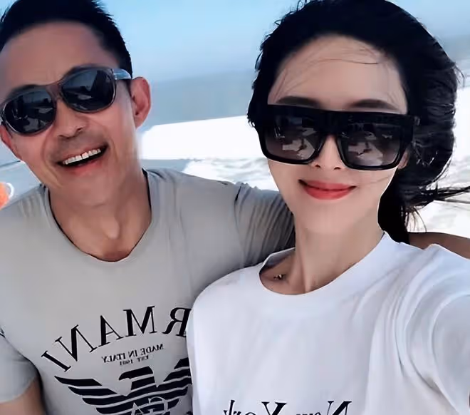 侯勇攜三婚老婆在超市吃快餐!女方素顏白皙緊緻,背17萬包顯闊氣