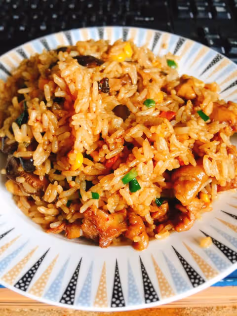 香菇雞腿肉醬汁炒飯