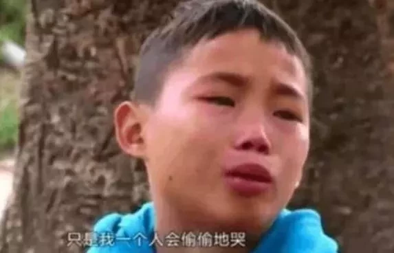 13歲男已成5個孩子的「爸爸」一人撐起一個家，壓力太大偷偷抹淚 ：會帶著他們長大