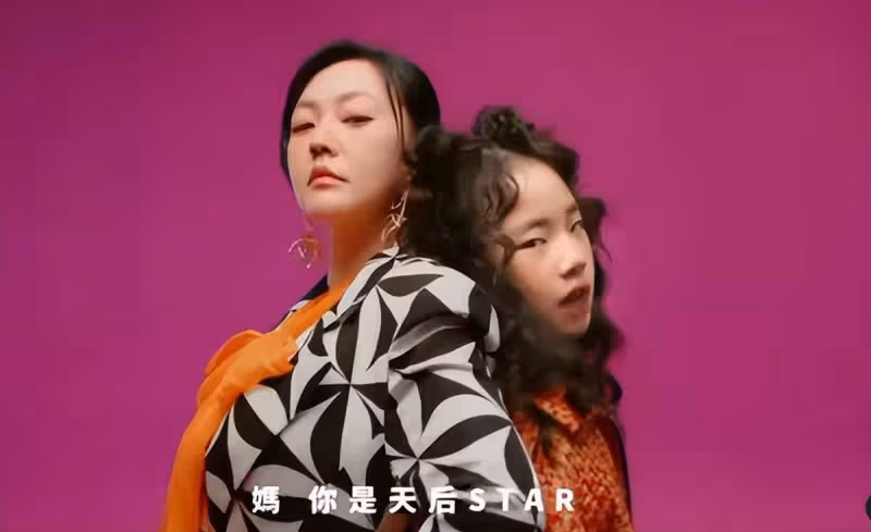 三個女兒全出道？小S帶小女兒拍廣告，許老三表現不俗氣場超足，網友：又一棵搖錢樹