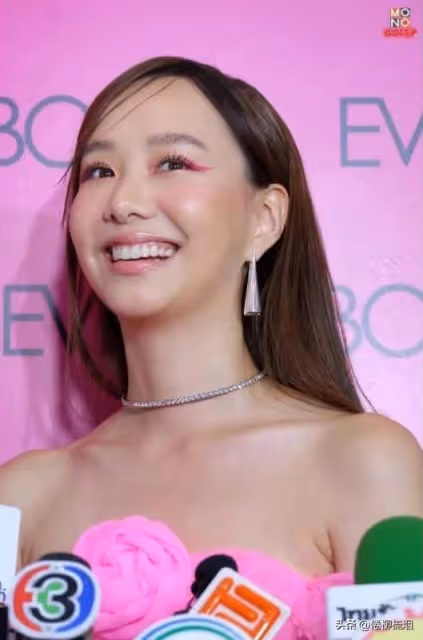 Toey確認與導演Jeto正在交往中:男友與弟弟長得好像!