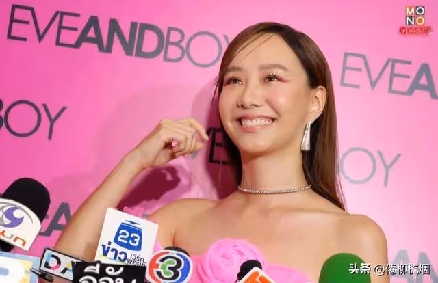 Toey確認與導演Jeto正在交往中:男友與弟弟長得好像!