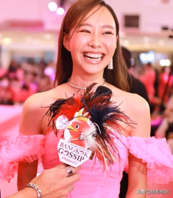 Toey確認與導演Jeto正在交往中:男友與弟弟長得好像!