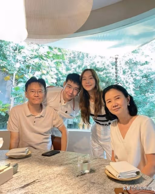 Toey確認與導演Jeto正在交往中:男友與弟弟長得好像!