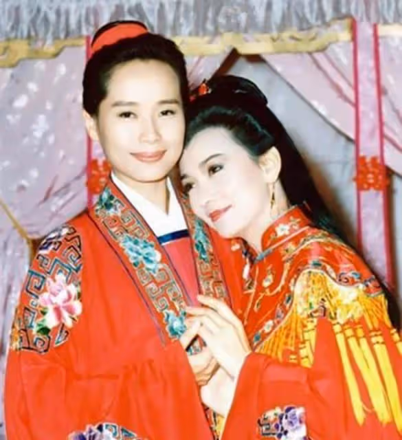 59歲「許仙」葉童近照曝光,頭髮花白穿著老年裝,沒有濃妝艷抹,網友:優雅的老去的樣子真好