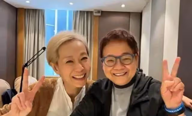 59歲「許仙」葉童近照曝光,頭髮花白穿著老年裝,沒有濃妝艷抹,網友:優雅的老去的樣子真好