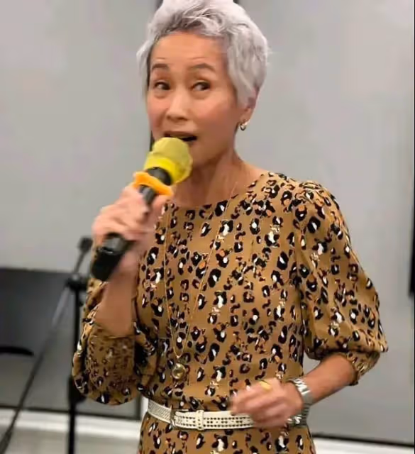 59歲「許仙」葉童近照曝光,頭髮花白穿著老年裝,沒有濃妝艷抹,網友:優雅的老去的樣子真好