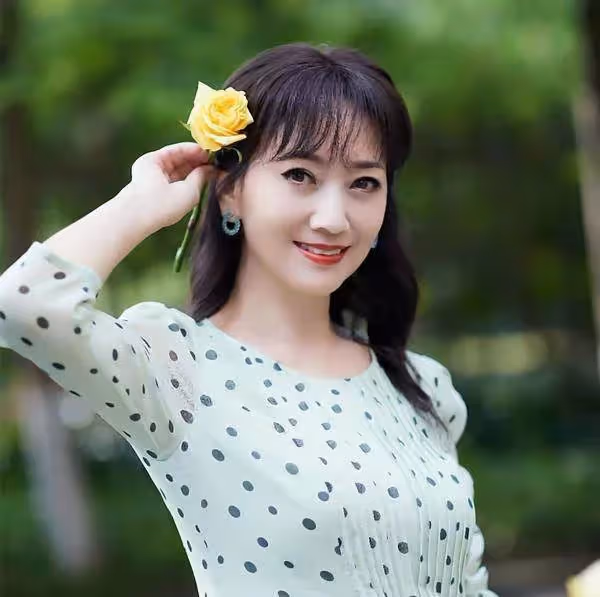 59歲「許仙」葉童近照曝光,頭髮花白穿著老年裝,沒有濃妝艷抹,網友:優雅的老去的樣子真好
