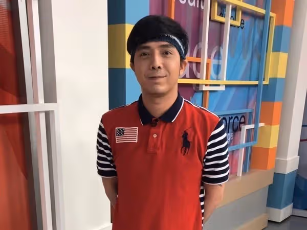 小炳淡出演藝圈近況曝光!甘願撇月收10萬「轉行當服務生」嘆:藝人難當 「18歲愛女首住校」為父心聲不捨