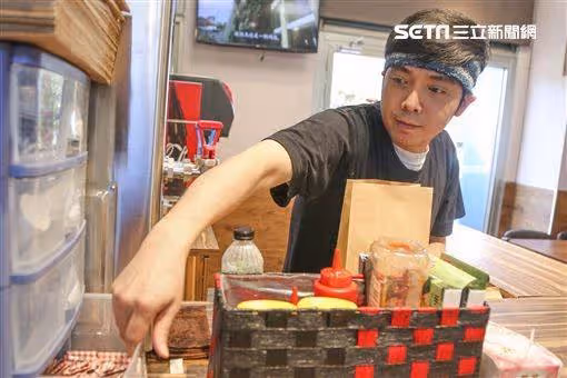 小炳淡出演藝圈近況曝光!甘願撇月收10萬「轉行當服務生」嘆:藝人難當 「18歲愛女首住校」為父心聲不捨