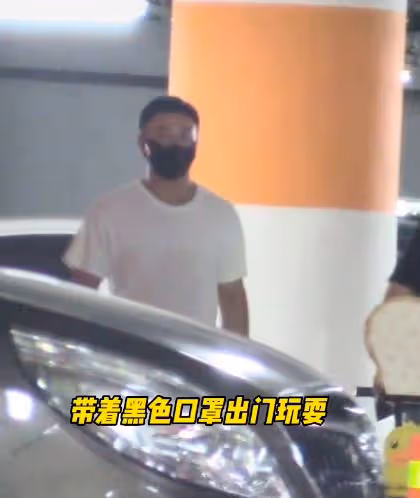 釋小龍攜妻女現身,老婆時尚漂亮身材超棒,女兒乖巧可愛太軟糯!