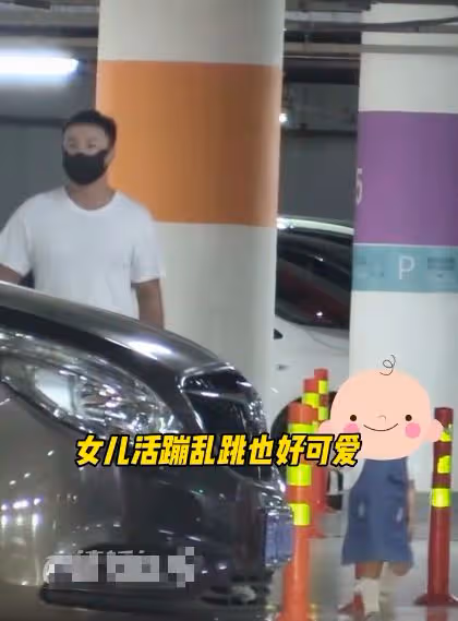 釋小龍攜妻女現身,老婆時尚漂亮身材超棒,女兒乖巧可愛太軟糯!