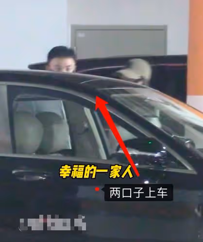 釋小龍攜妻女現身,老婆時尚漂亮身材超棒,女兒乖巧可愛太軟糯!
