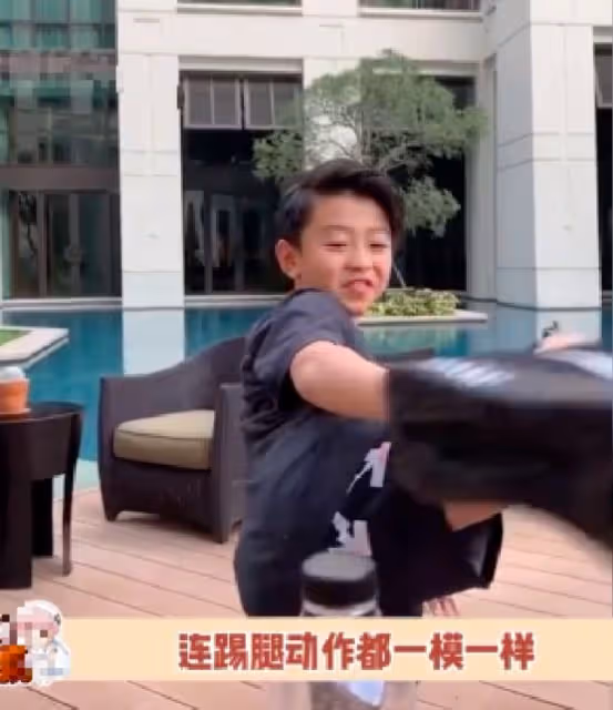 謝振南模仿父親踢瓶蓋,小小年紀俊朗帥氣,身姿神態與爸如出一轍