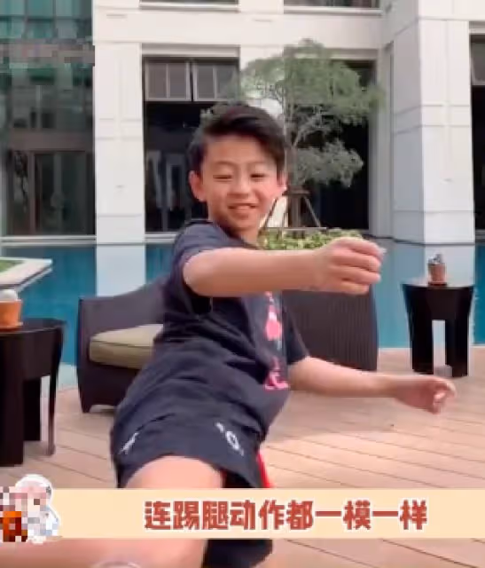 謝振南模仿父親踢瓶蓋,小小年紀俊朗帥氣,身姿神態與爸如出一轍