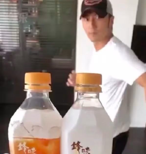 謝振南模仿父親踢瓶蓋,小小年紀俊朗帥氣,身姿神態與爸如出一轍