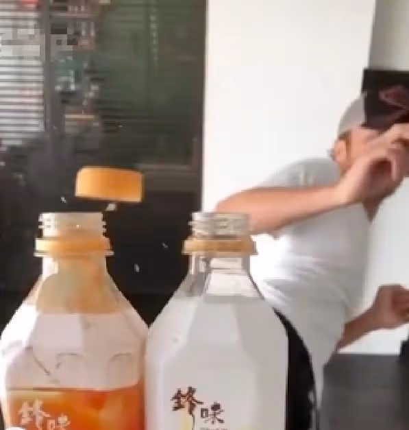 謝振南模仿父親踢瓶蓋,小小年紀俊朗帥氣,身姿神態與爸如出一轍