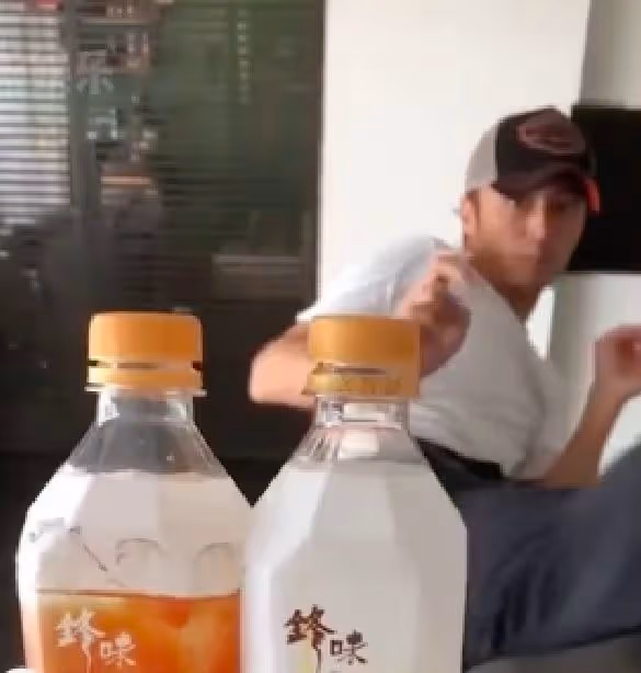 謝振南模仿父親踢瓶蓋,小小年紀俊朗帥氣,身姿神態與爸如出一轍