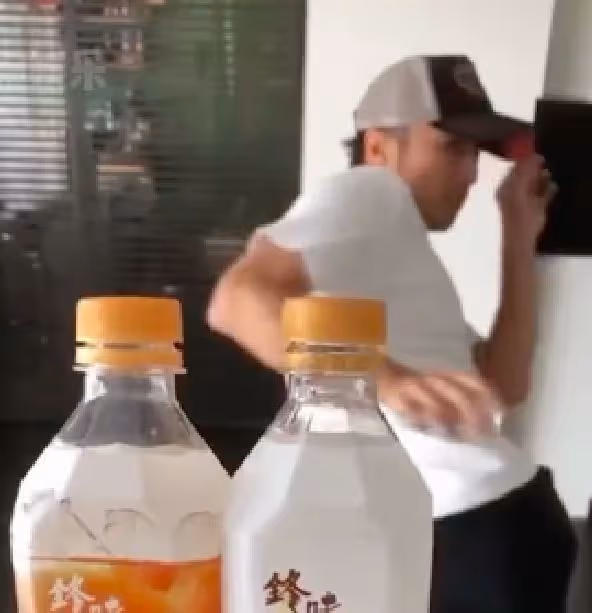 謝振南模仿父親踢瓶蓋,小小年紀俊朗帥氣,身姿神態與爸如出一轍