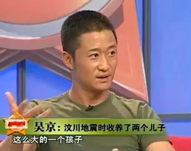 鐵漢也有柔情,他把救災當本職工作,還收養了兩個羅漢娃!