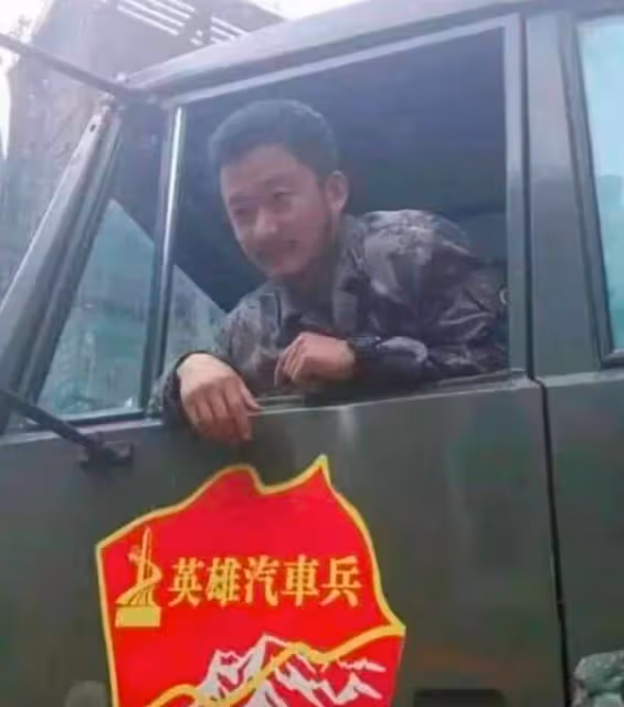 鐵漢也有柔情,他把救災當本職工作,還收養了兩個羅漢娃!