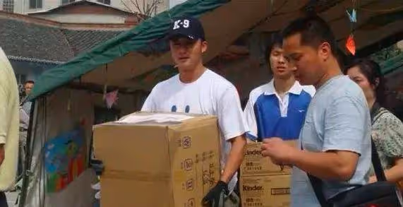 鐵漢也有柔情,他把救災當本職工作,還收養了兩個羅漢娃!