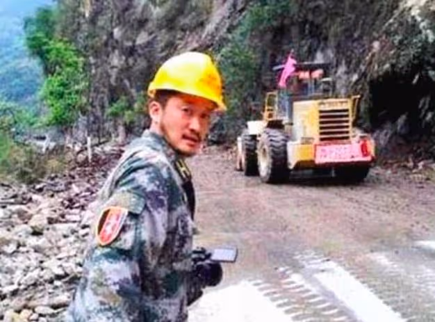 鐵漢也有柔情,他把救災當本職工作,還收養了兩個羅漢娃!
