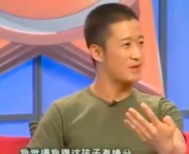 鐵漢也有柔情,他把救災當本職工作,還收養了兩個羅漢娃!