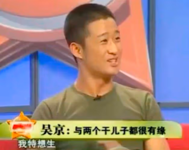 鐵漢也有柔情,他把救災當本職工作,還收養了兩個羅漢娃!