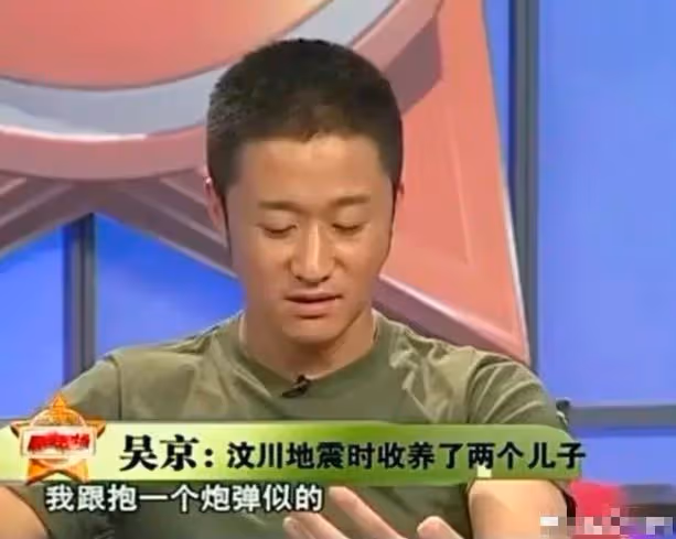 鐵漢也有柔情,他把救災當本職工作,還收養了兩個羅漢娃!