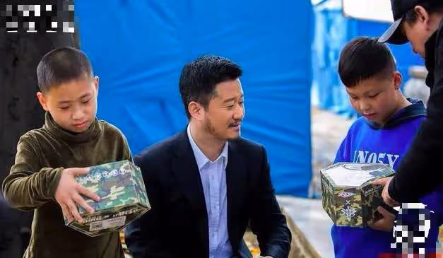 鐵漢也有柔情,他把救災當本職工作,還收養了兩個羅漢娃!