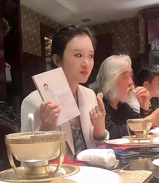 杜星霖為弟弟慶生,在包廂吃鵝肝魚子醬,張紀中喝到滿臉通紅