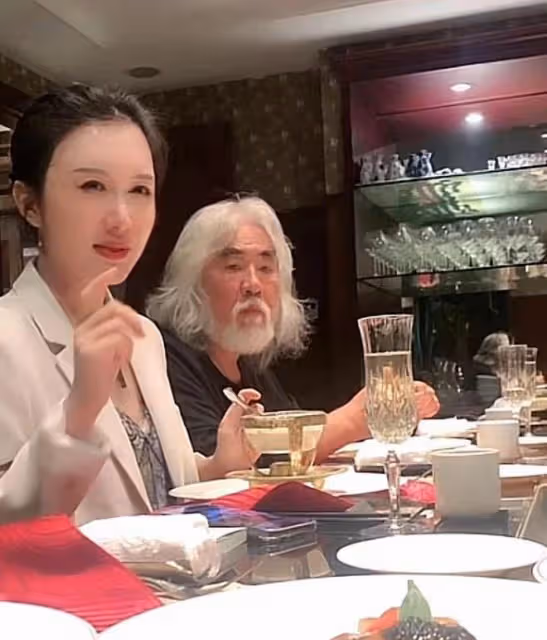 杜星霖為弟弟慶生,在包廂吃鵝肝魚子醬,張紀中喝到滿臉通紅