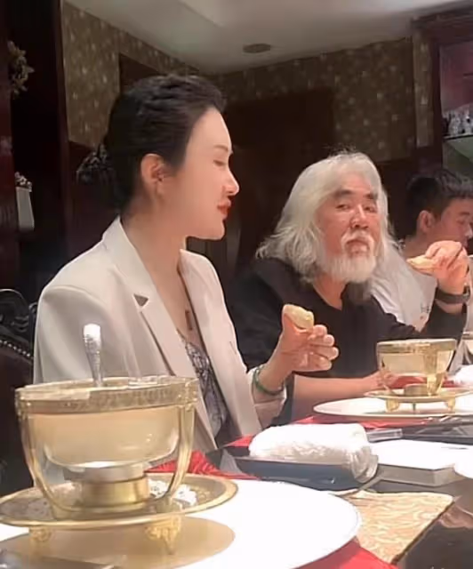 杜星霖為弟弟慶生,在包廂吃鵝肝魚子醬,張紀中喝到滿臉通紅