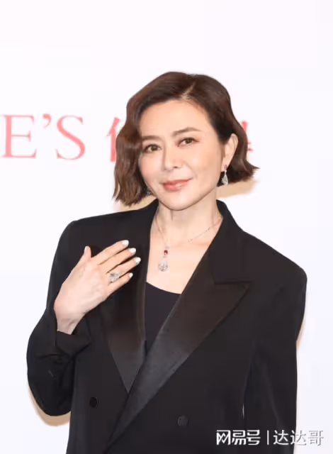 關之琳拍賣過億港元私人珍藏珠寶 戴4500萬首飾現身貴氣十足