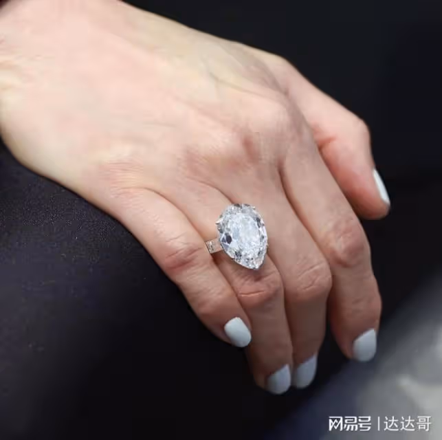 關之琳拍賣過億港元私人珍藏珠寶 戴4500萬首飾現身貴氣十足