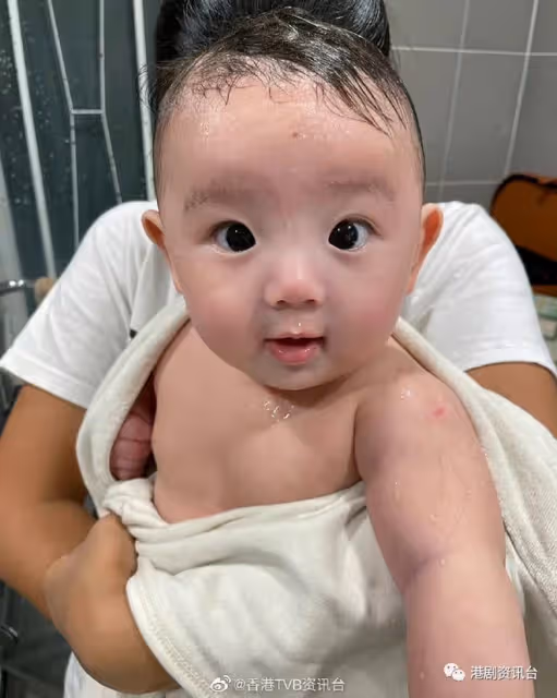 39歲前TVB花旦曬二仔浴照!網民贊好靚仔到似《超人特攻隊》積仔