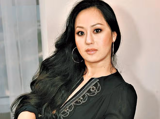 59歲章小蕙長居上海,近照頭髮烏黑濃密顯年輕,與準兒媳像姐妹