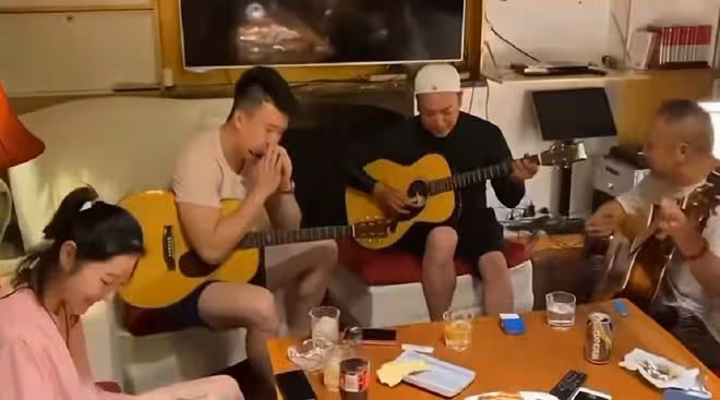 英達24歲兒子發福快認不出,挺大肚腩打球像極爸,吃喝玩樂好悠哉