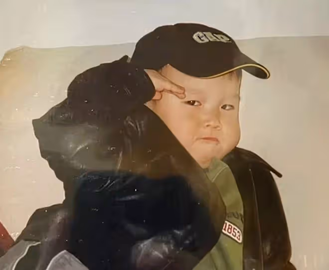 英達24歲兒子發福快認不出,挺大肚腩打球像極爸,吃喝玩樂好悠哉