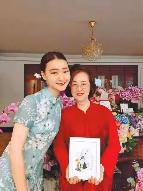 84歲瓊瑤攜孫女出席活動,喪夫三年久違露笑,祖孫二人顏值似復刻