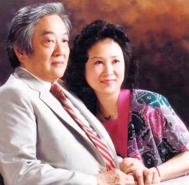 84歲瓊瑤攜孫女出席活動,喪夫三年久違露笑,祖孫二人顏值似復刻