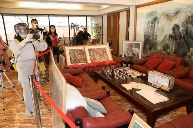 84歲瓊瑤攜孫女出席活動,喪夫三年久違露笑,祖孫二人顏值似復刻