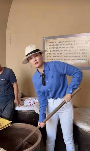 央視劉芳菲曬近照,頭戴草帽用鐵掀釀醋忙不停,45歲身材似少女