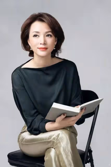 央視劉芳菲曬近照,頭戴草帽用鐵掀釀醋忙不停,45歲身材似少女
