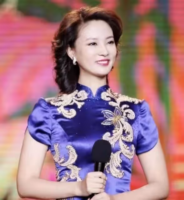 央視劉芳菲曬近照,頭戴草帽用鐵掀釀醋忙不停,45歲身材似少女