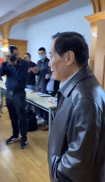 宗慶後慶77歲生日!娃哈哈總部和員工同慶,與女下屬逗樂顯親密